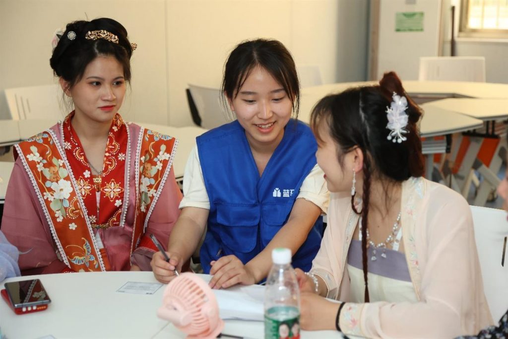 武汉00后女大学生 这样花式宣传反诈